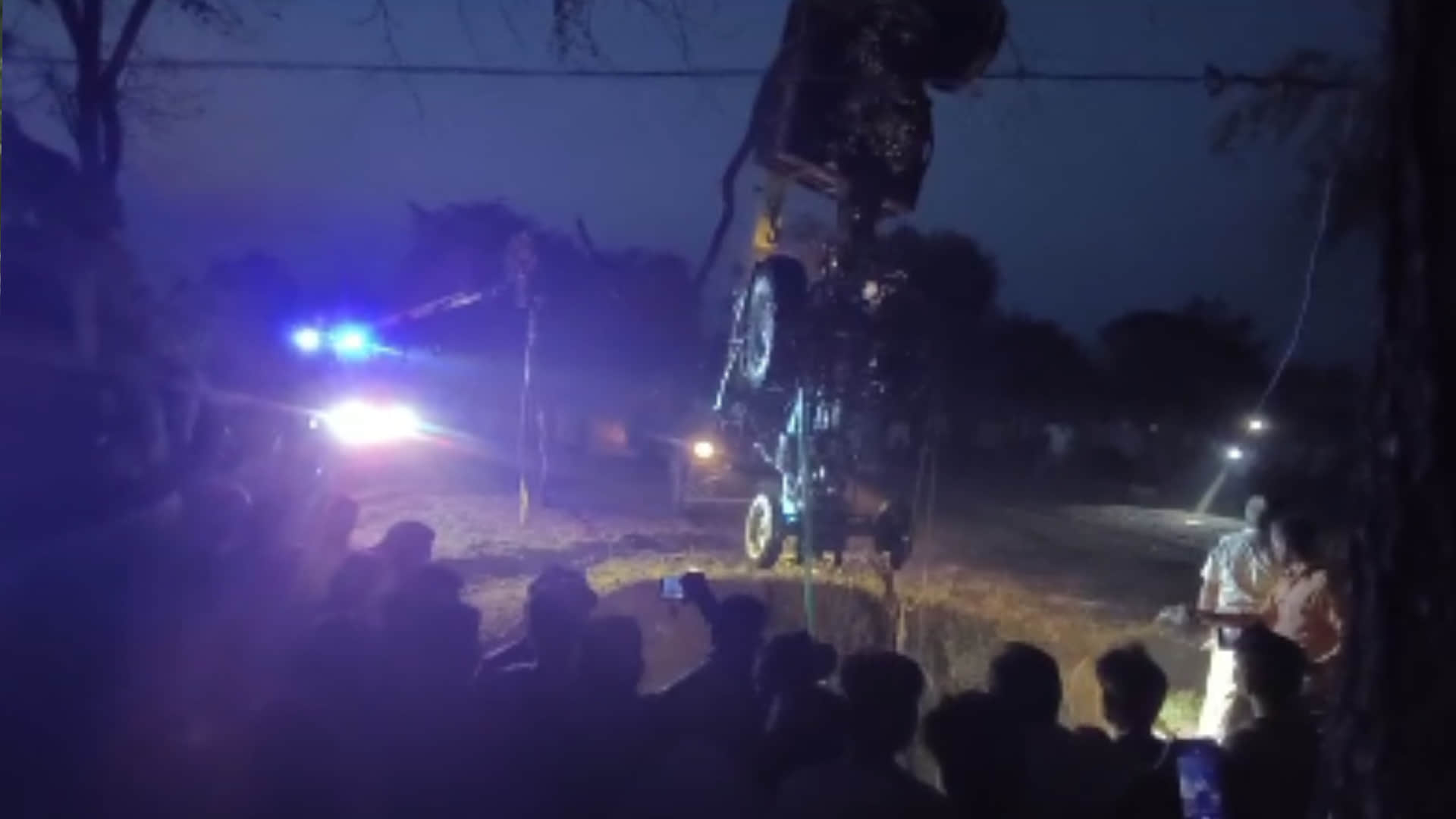 छतरपुर में कुएं से निकाला ट्रैक्टर-ट्रॉली