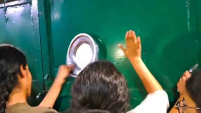 Crisis for Street Vendors in Delhi and They Have Switched Trades Now Adopting ‘No-Gas’ Business Model