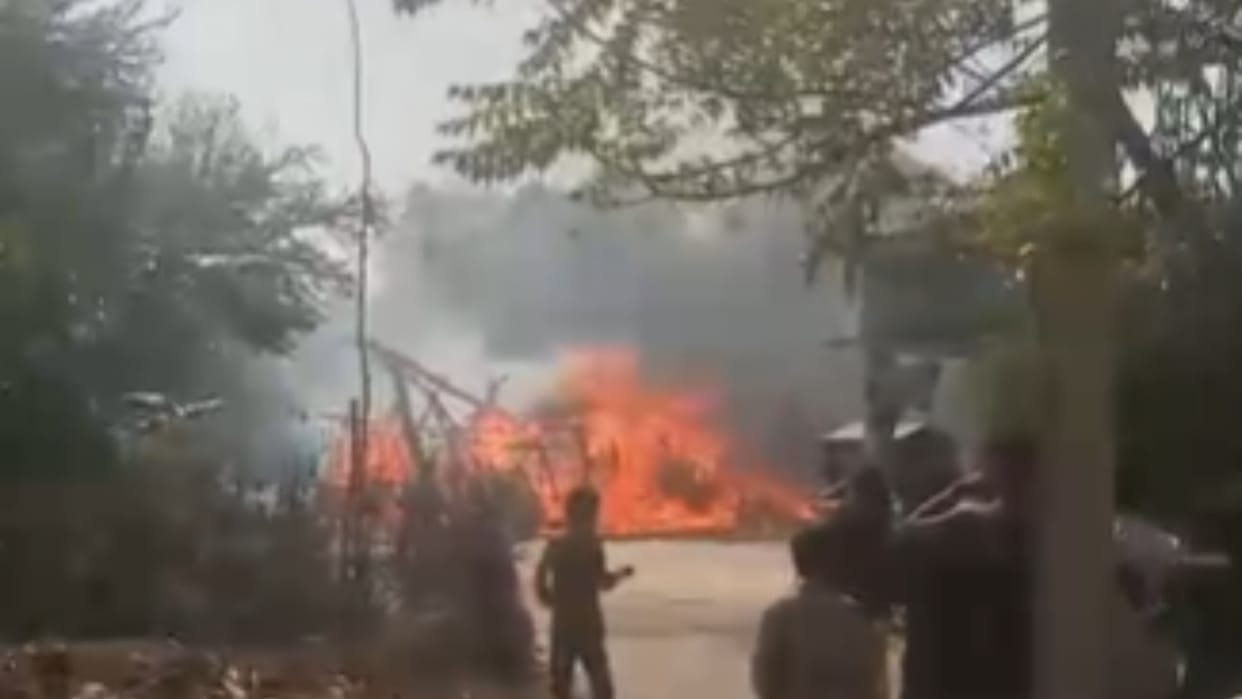 massive fire engulfed eight houses in Khajuha village of lakhimpur kheri