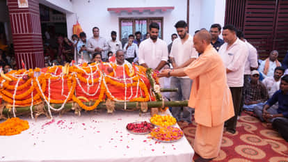CM Yogi pays tribute to Markandeya Yadav, a staunch devotee of Gorakshapeeth