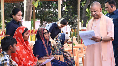 CM Yogi listened to the problems in the public meeting in Gorakhpur, gave instructions to the officials