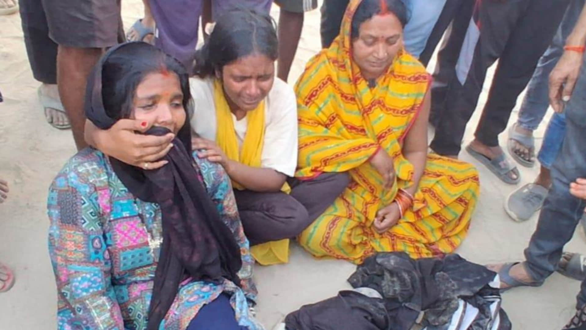 रोते बिलखते परिजन