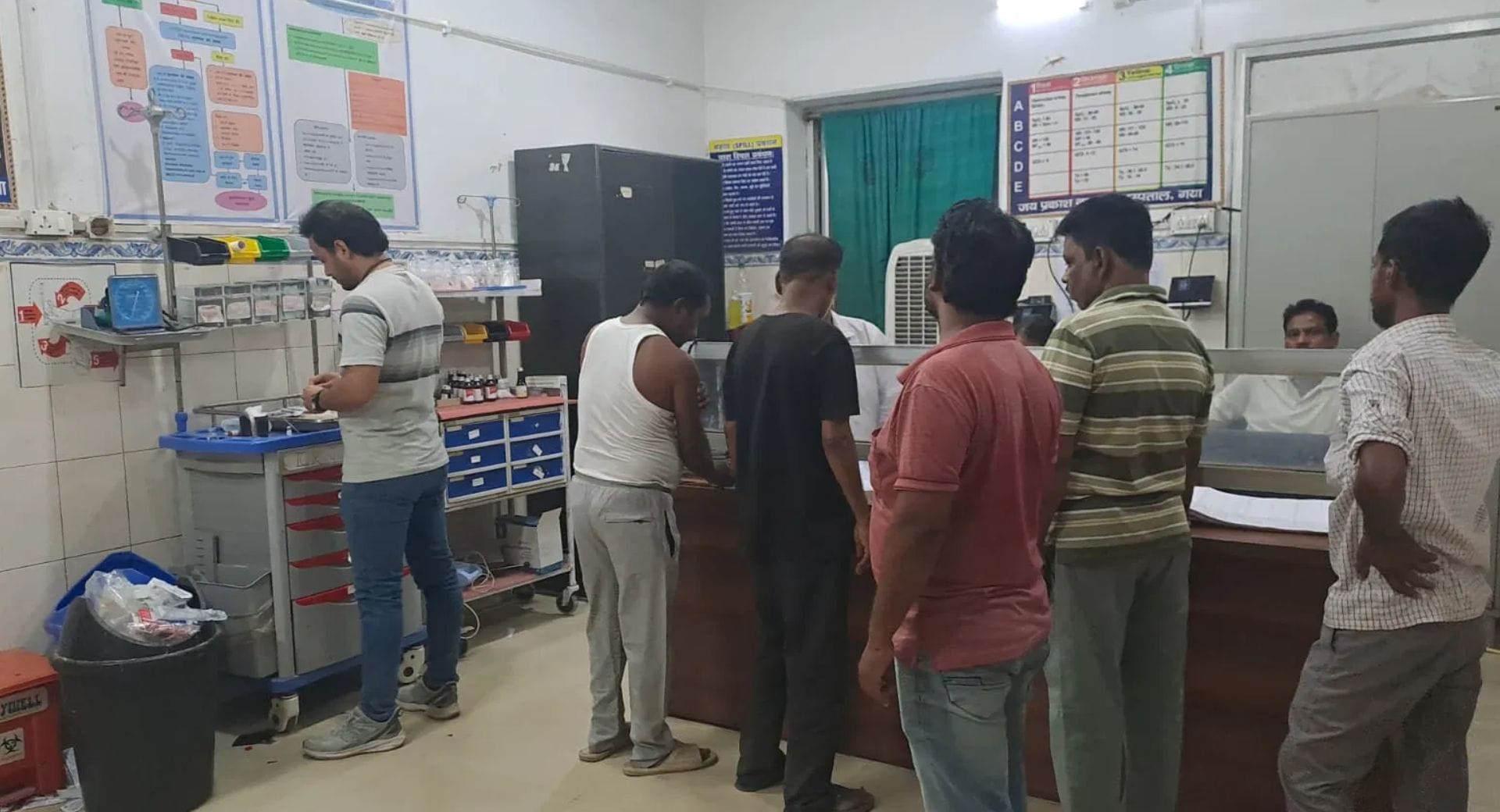 रेबीज इंजेक्शन लगवाने पहुंचे लोग