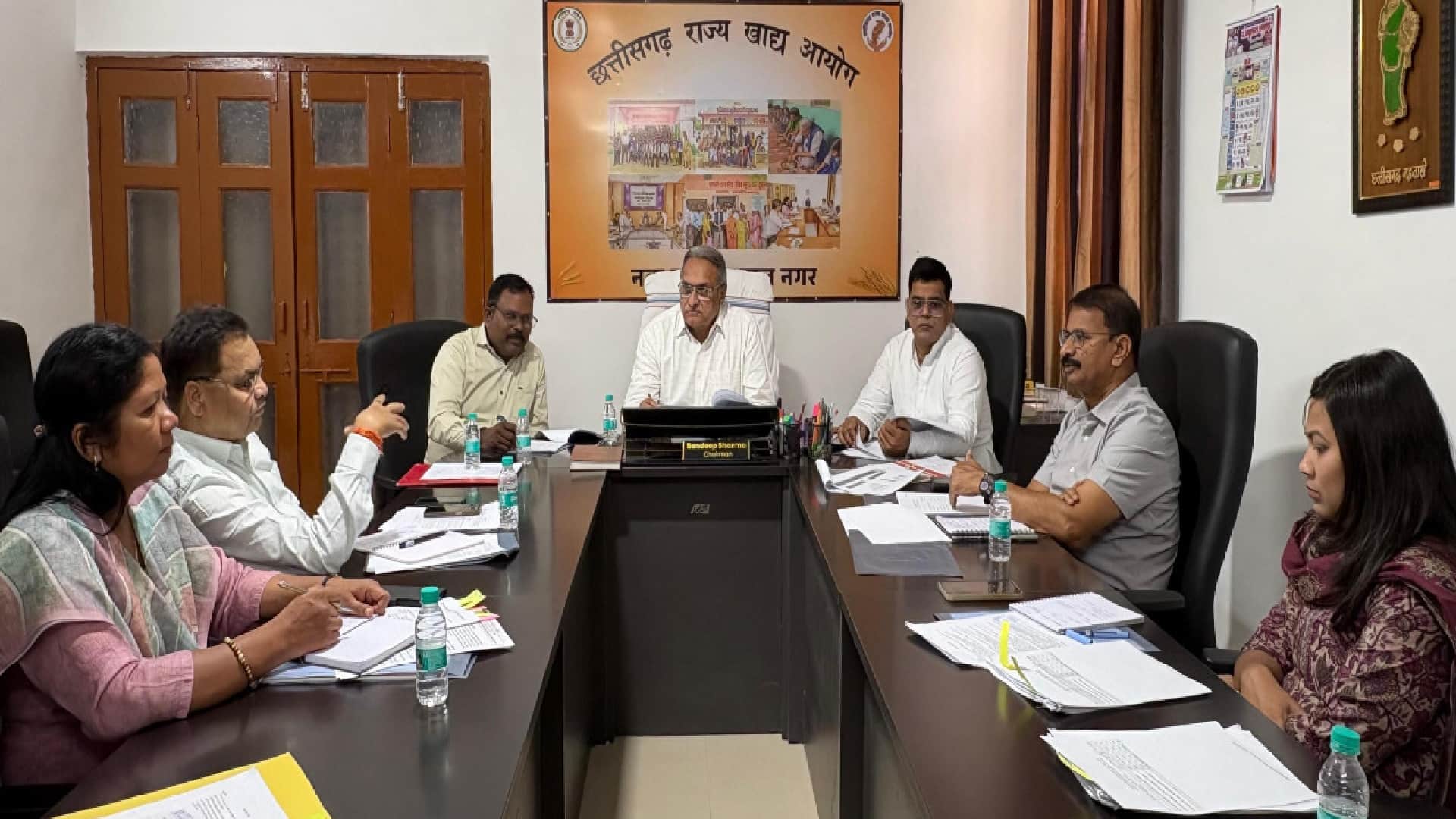 आयोग कार्यालय में आयोजित अंतरविभागीय समीक्षा बैठक