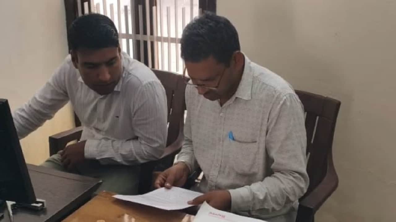 जांच करते अधिकारी