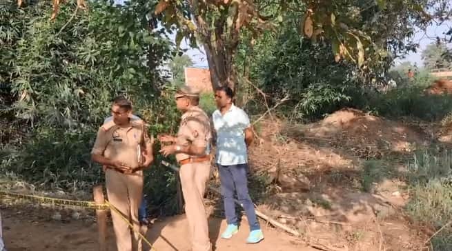 घटनास्थल पर जांच करती पुलिस