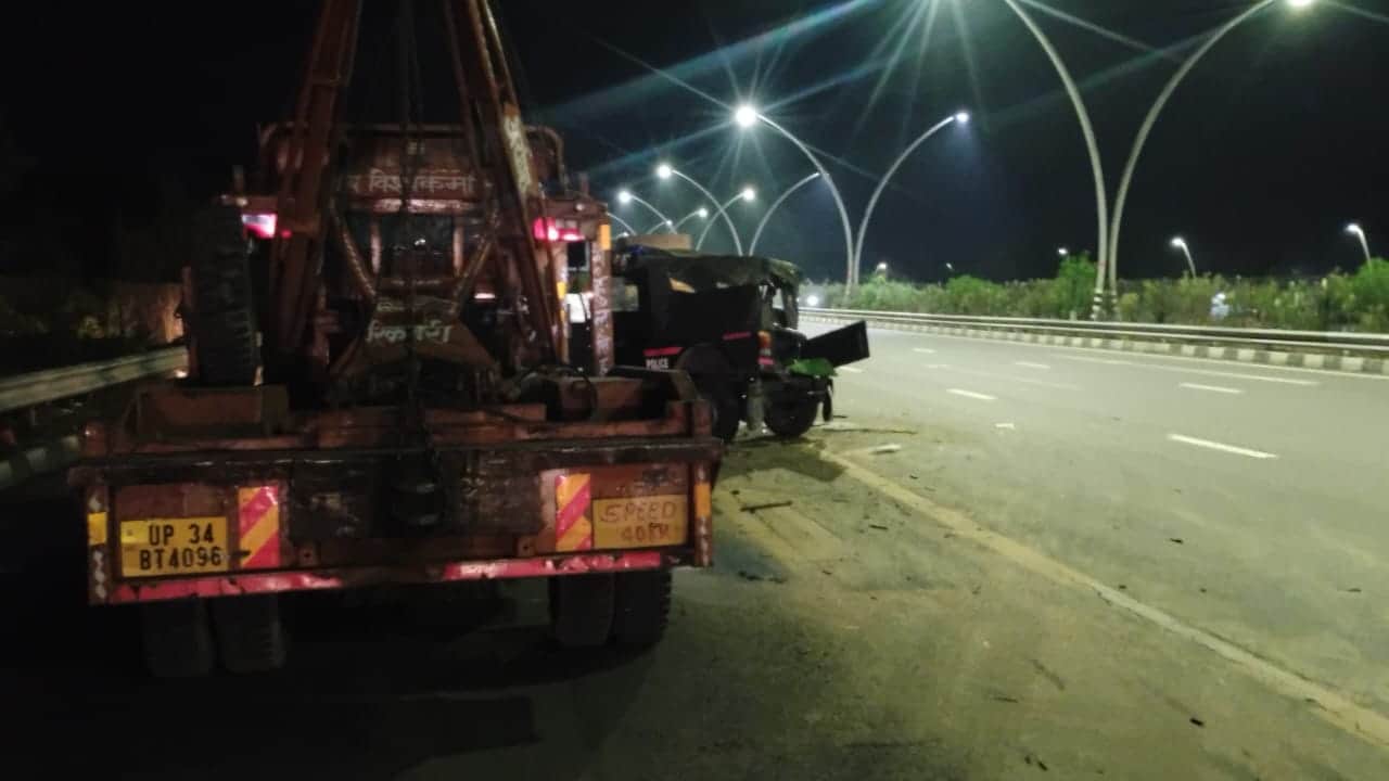 क्षतिग्रस्त पुलिस जीप को हटाती क्रेन