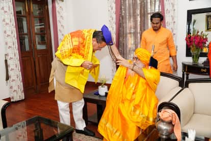 Dehradun News Kedarnath Dham Rawal met with CM Dhami and discussions regarding reconstruction works