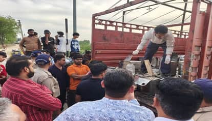 canter loaded with fat was caught at the toll plaza in Khatima