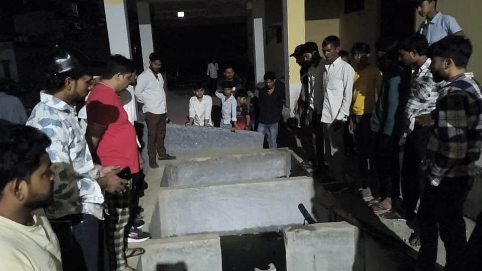 मौके पर पहुंचे लोग।