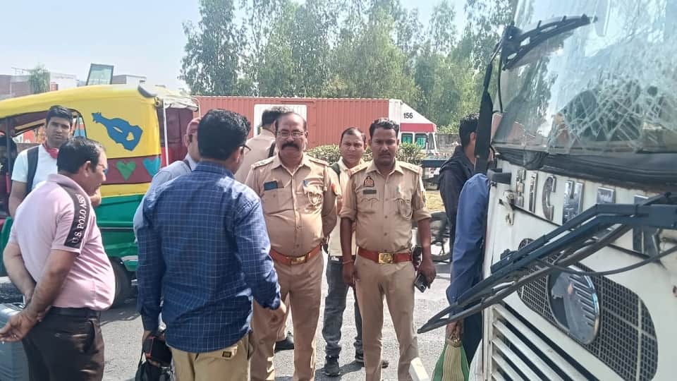 Meerut: Roadways buses collide near Modipuram metro station, drivers of both injured, passengers scream.