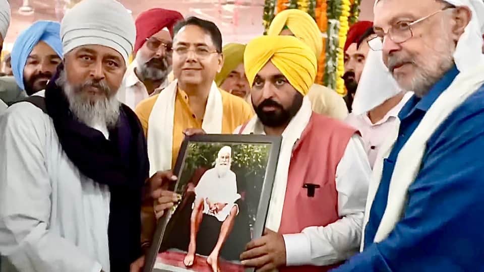 मुख्यमंत्री मान का सम्मानित करते संत बाबा अतर सिंह गुरुद्वारा कमेटी के पदाधिकारी।