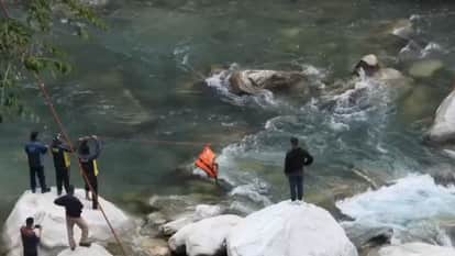 Chamoli News Youth from Karnataka Jumps into River Near Taiya Bridge Stranded on Islet, Rescued by SDRF