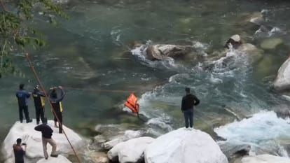 चमोली समाचार कर्नाटक का युवक तैय्या पुल के पास नदी में कूदा, आइलेट पर फंसा, एसडीआरएफ ने बचाया