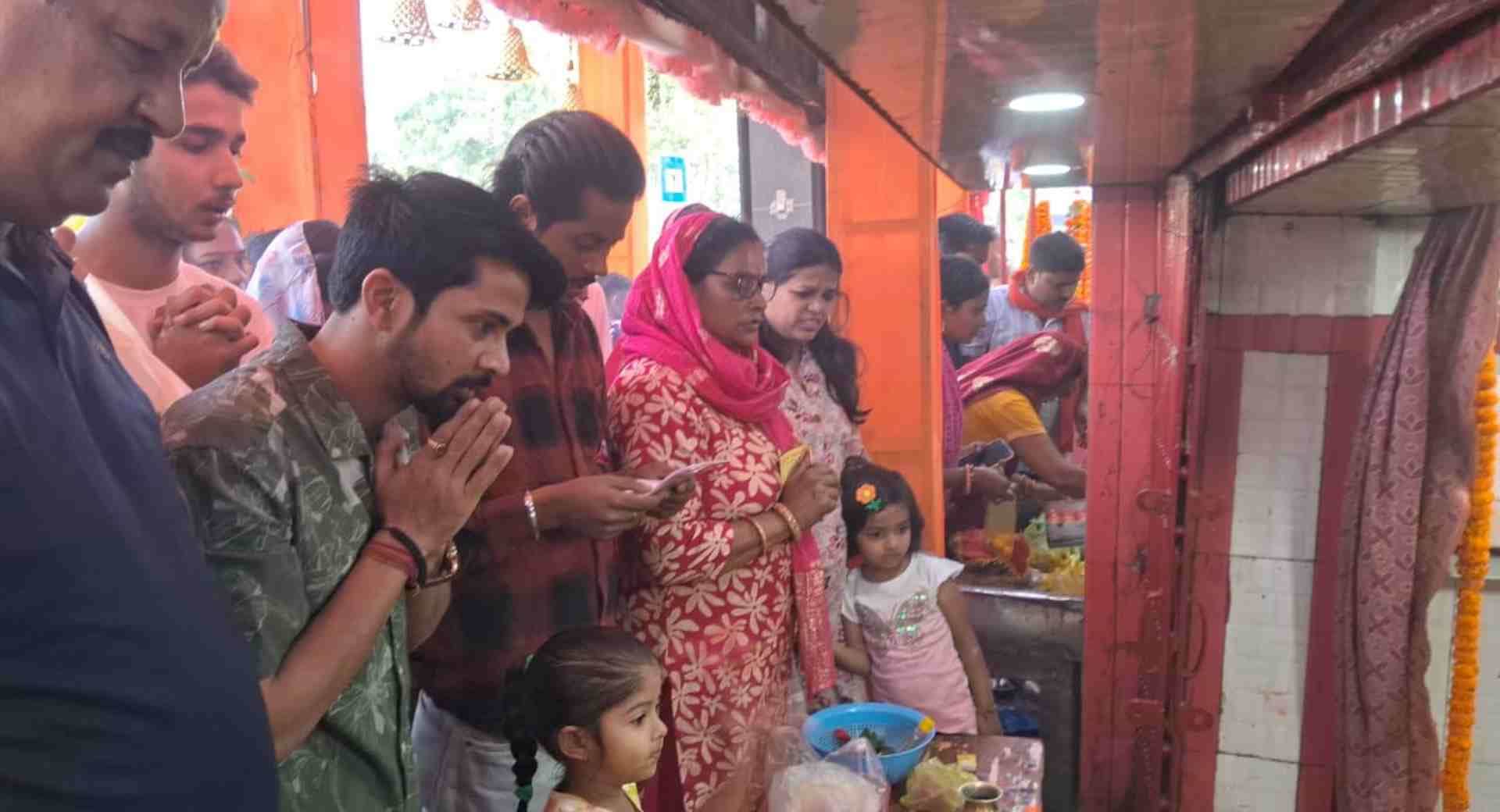 पूजा करते लोग