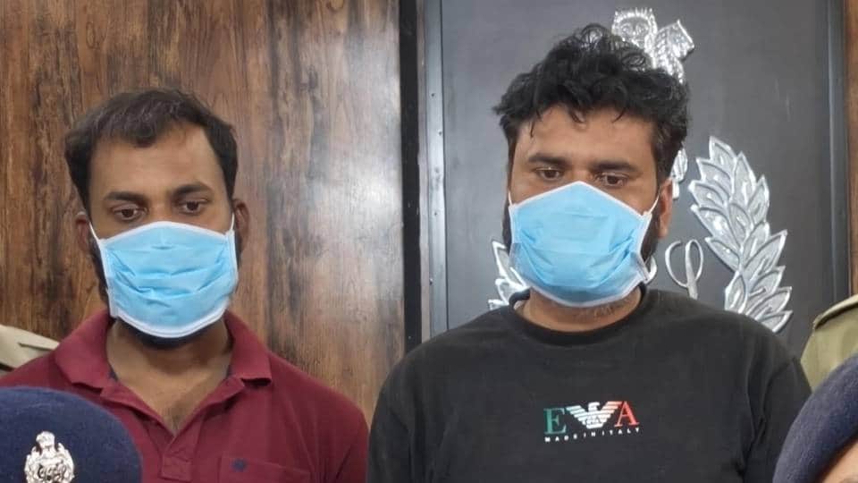 पुलिस गिरफ्त में साइबर ठग।