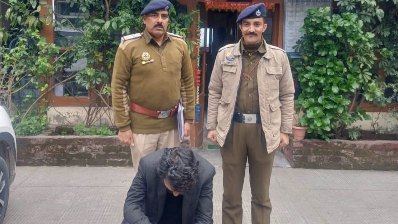 पुलिस की गिरफ्त में आरोपी।