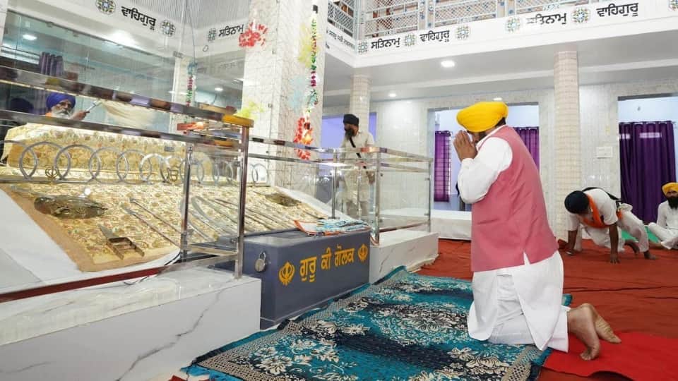 गांव के गुरुद्वारा साहिब में नतमस्तक हुए सीएम भगवंत मान