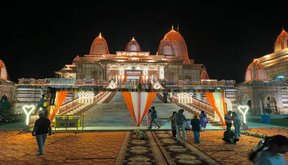 रामनगर के हनुमान धाम में दर्शन करने पहुचने श्रद्धालु।