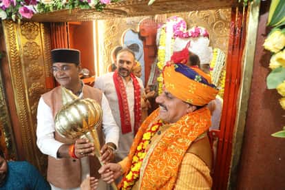 MP News: CM Yadav offered prayers at the ancient Khedapati Hanuman Temple in Chhola, Minister Sarang presented
