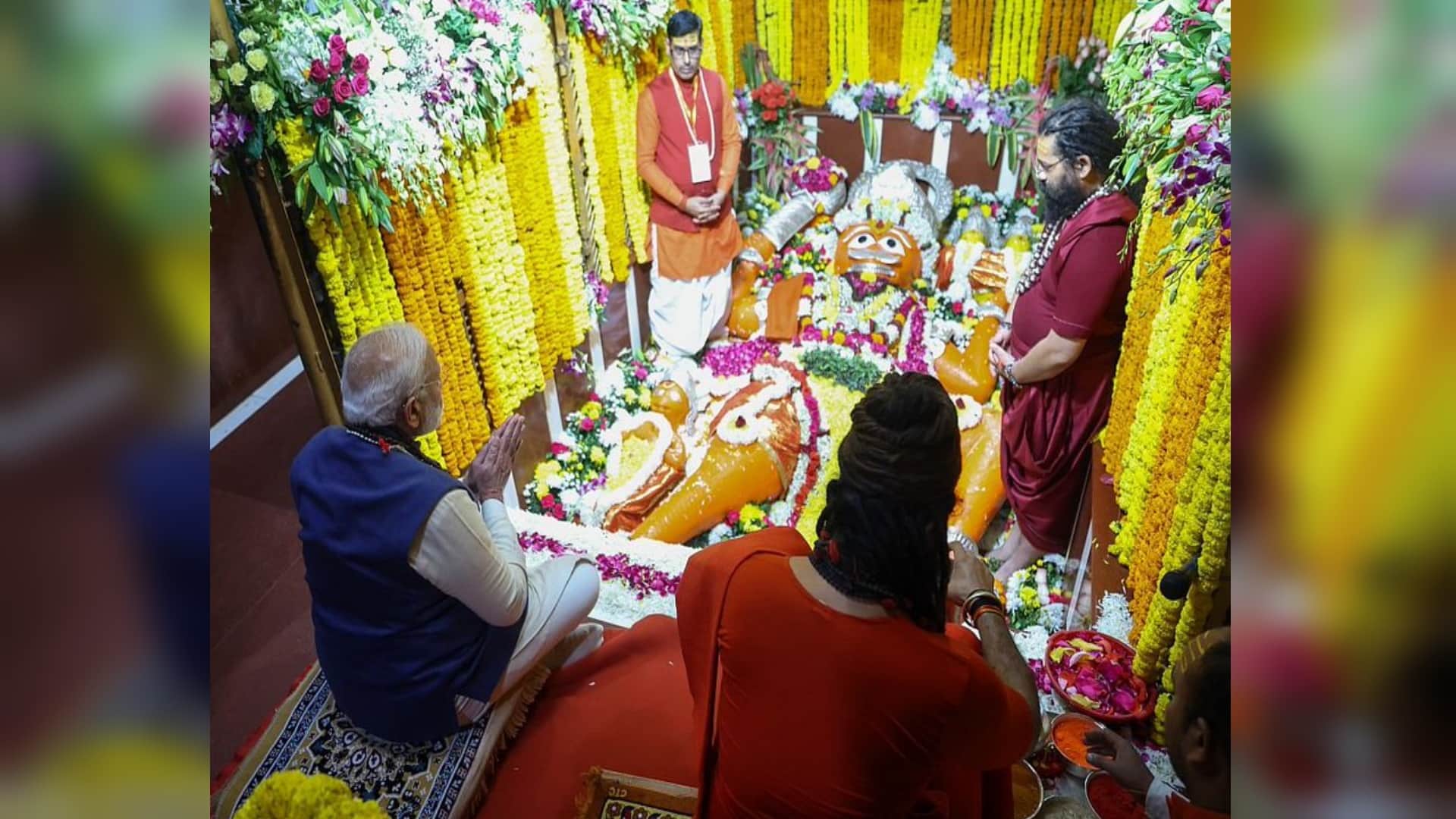 श्री बडे़ हनुमानजी का पूजन करते पीएम नरेंद्र मोदी। फाइल फोटो