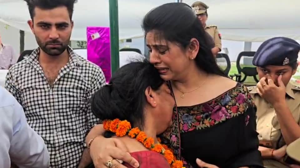 Rampur SP Farewell: Emotional Scenes as Woman Constable Breaks Down, SP Says I Will Return