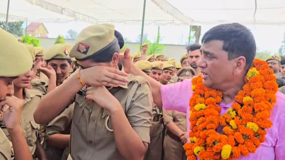 Rampur SP Farewell: Emotional Scenes as Woman Constable Breaks Down, SP Says I Will Return