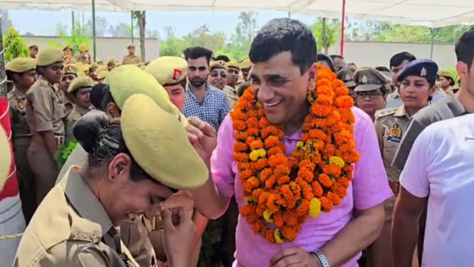 Rampur SP Farewell: Emotional Scenes as Woman Constable Breaks Down, SP Says I Will Return