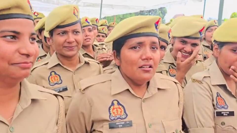 Rampur SP Farewell: Emotional Scenes as Woman Constable Breaks Down, SP Says I Will Return