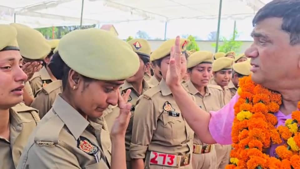 Rampur SP Farewell: Emotional Scenes as Woman Constable Breaks Down, SP Says I Will Return
