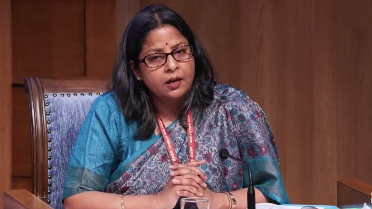 Gov says no LPG Crisis Petrol Pump LPG Gas Supply Ministry of Petroleum Sujata Sharma News