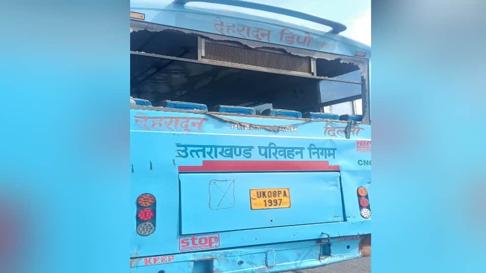 Meerut: Roadways buses collide near Modipuram metro station, drivers of both injured, passengers scream.