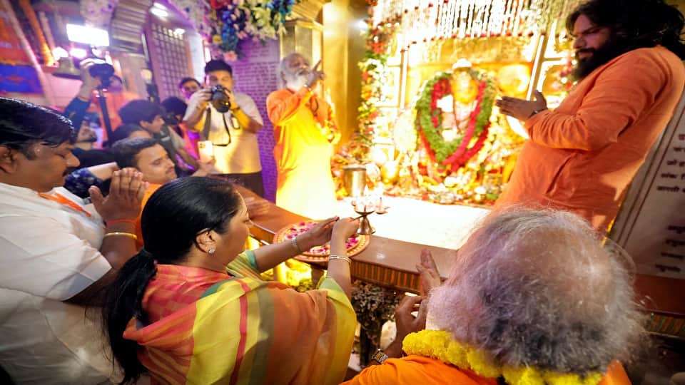 करोल बाग में श्री हनुमान जन्मोत्सव में शामिल सीएम रेखा गुप्ता।