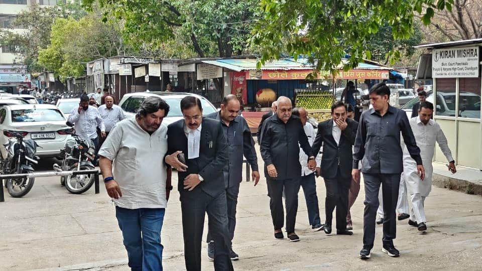 अपने वकील के साथ पंचकूला कोर्ट पहुंचे भूपेंद्र सिंह हुड्डा।