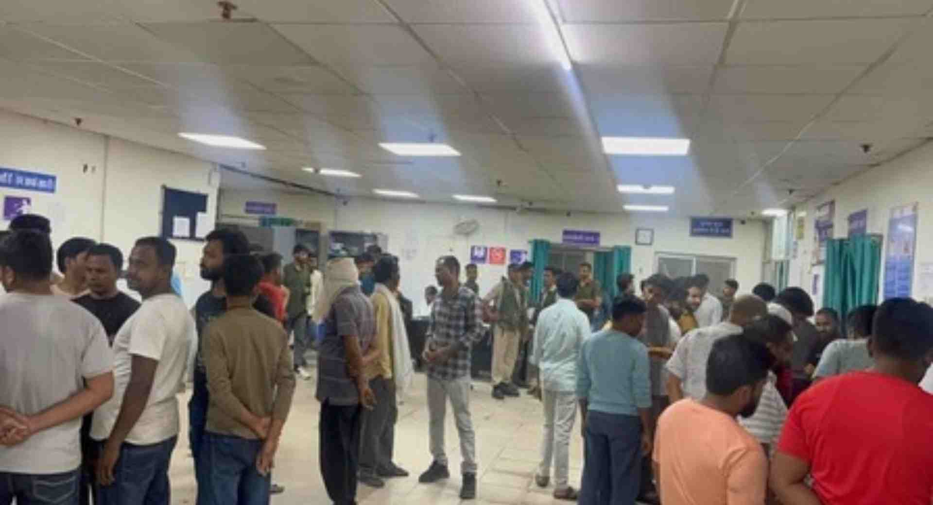 अस्पताल में मौजूद लोग