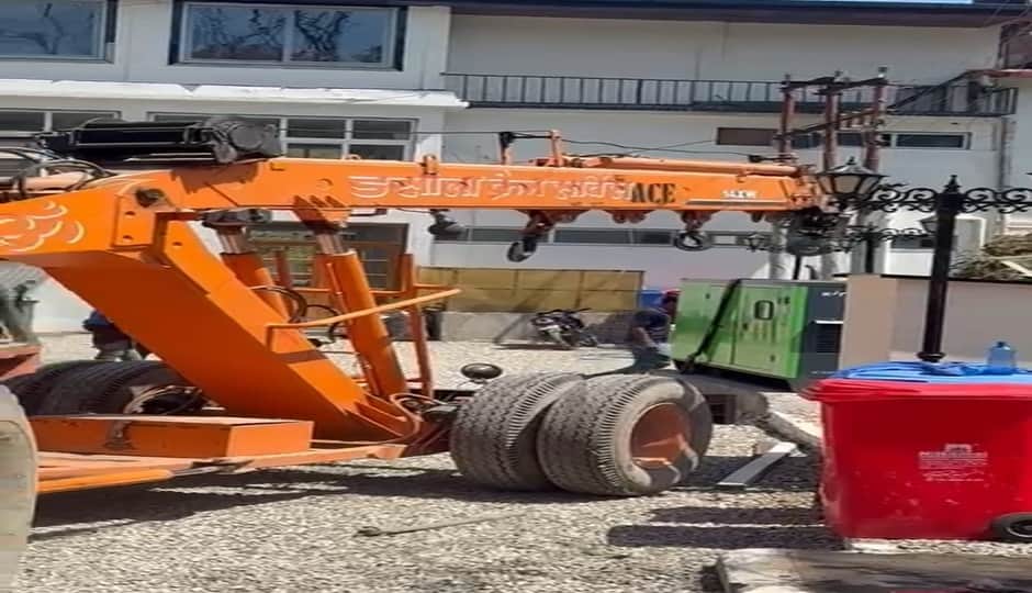 अवैध अतिक्रमण के खिलाफ कार्रवाई करती प्राधिकरण की टीम।