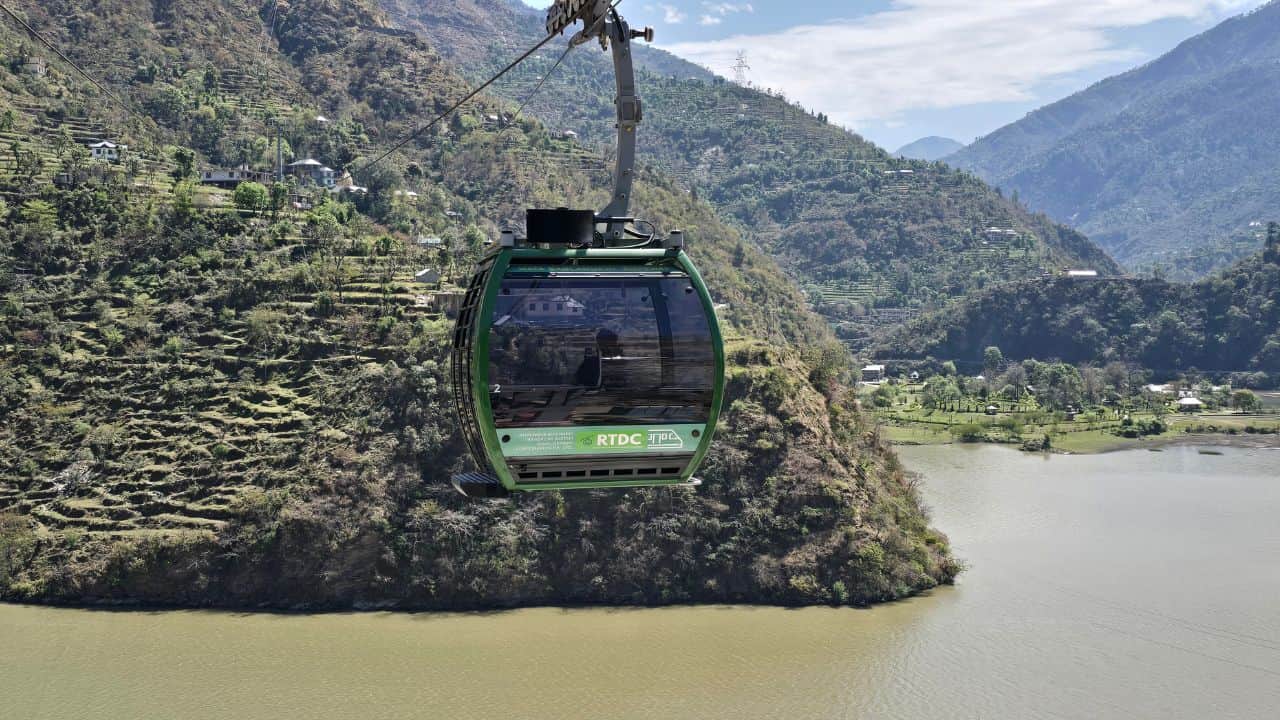 बगलामुखी रोपवे से सफर करते लोग।