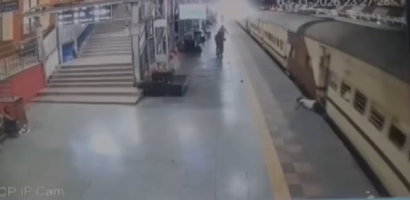 Attempt to Board Moving Train in Bhopal Proves Costly: Youth Dragged Repeatedly Between Train and Platform in