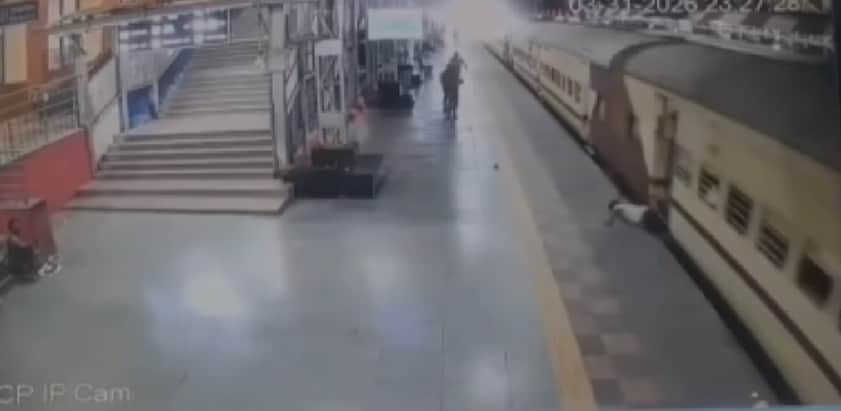 युवक द्वारा चलती ट्रेन में चढ़ने की कोशिश