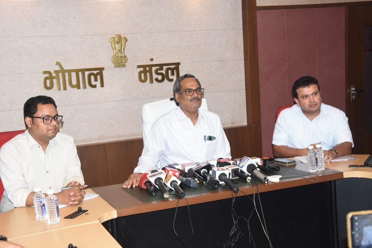 Major Achievement for Bhopal Railway Division: Passenger Earnings Cross ₹1,000 Crore Mark; ₹896 Crore from Fre