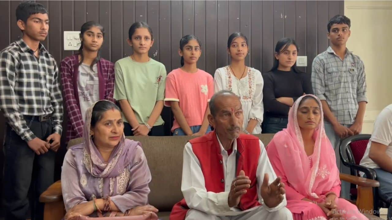 बिलासपुर परिधि गृह में आयोजित प्रेसवार्ता में छात्र व परिजन।