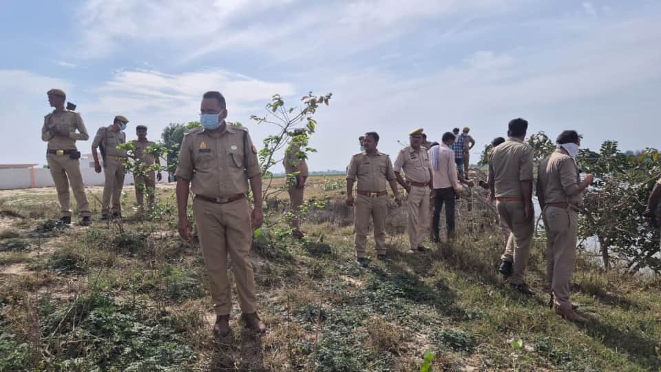 मौके पर जांच करती पुलिस