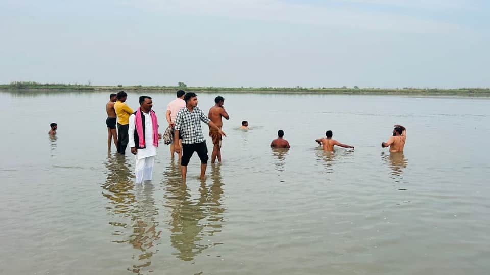 गंगा में किशोरों की तलाश।