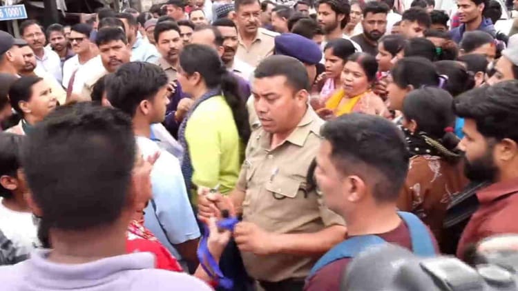 Dehradun News: गैस सिलिंडर नहीं मिलने पर हंगामा, आक्रोशित लोगों ने शिमला बाईपास पर लगाया एक घंटे जाम