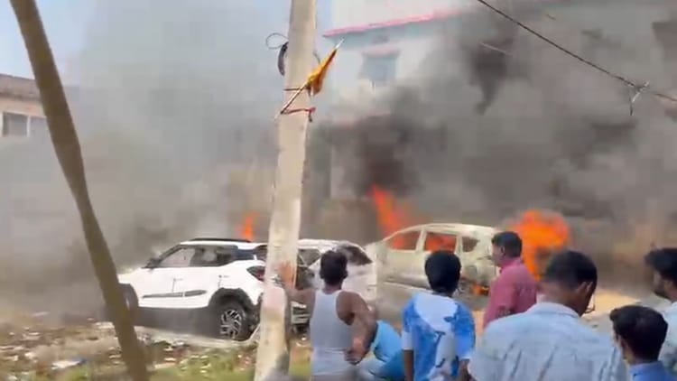 Bihar News: शिवमपुरी में खड़ी तीन कारों में लगी आग, तीन वाहन जलकर खाक, 35 लाख से अधिक का नुकसान
