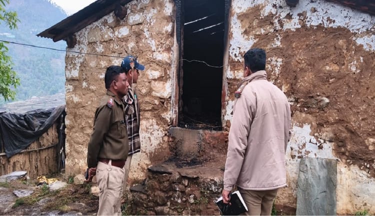 Champawat: देवीधुरा के वालिक गांव में भीषण अग्निकांड, मकान में फंसे व्यक्ति की जलकर मौत