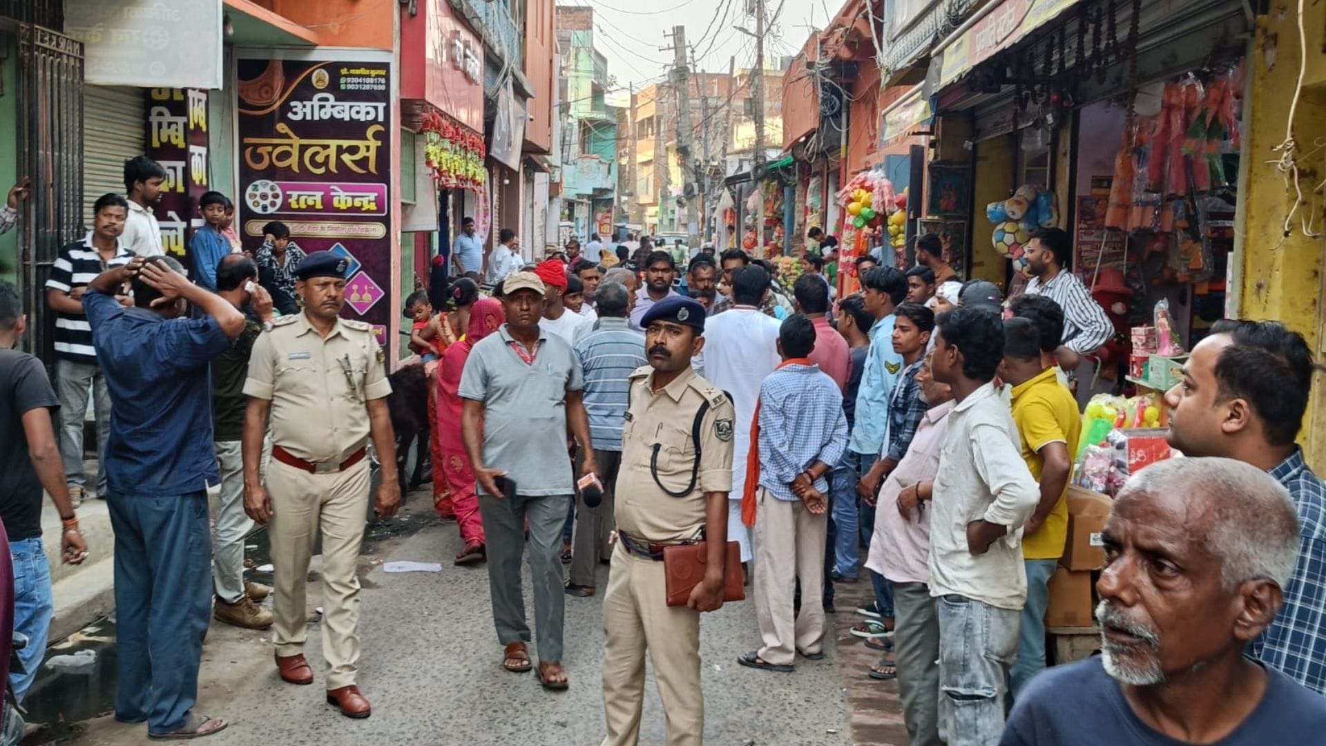 घटनास्थल पर लगी भीड़