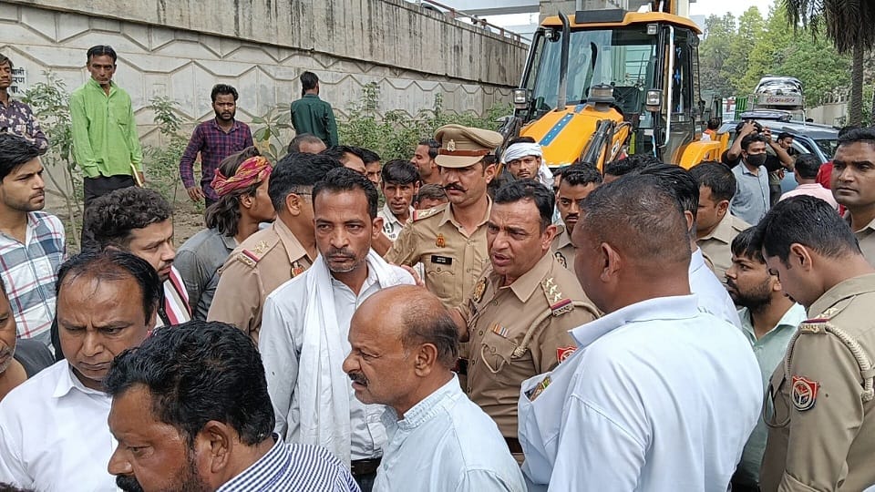 Meerut: Two policemen beat up Municipal Corporation employee on Delhi Road, ran away after commotion