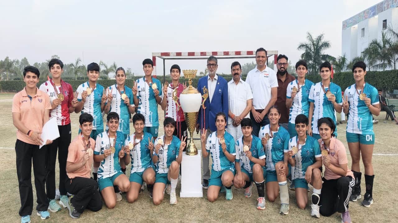 हिमाचल की महिला हैंडबाल टीम।