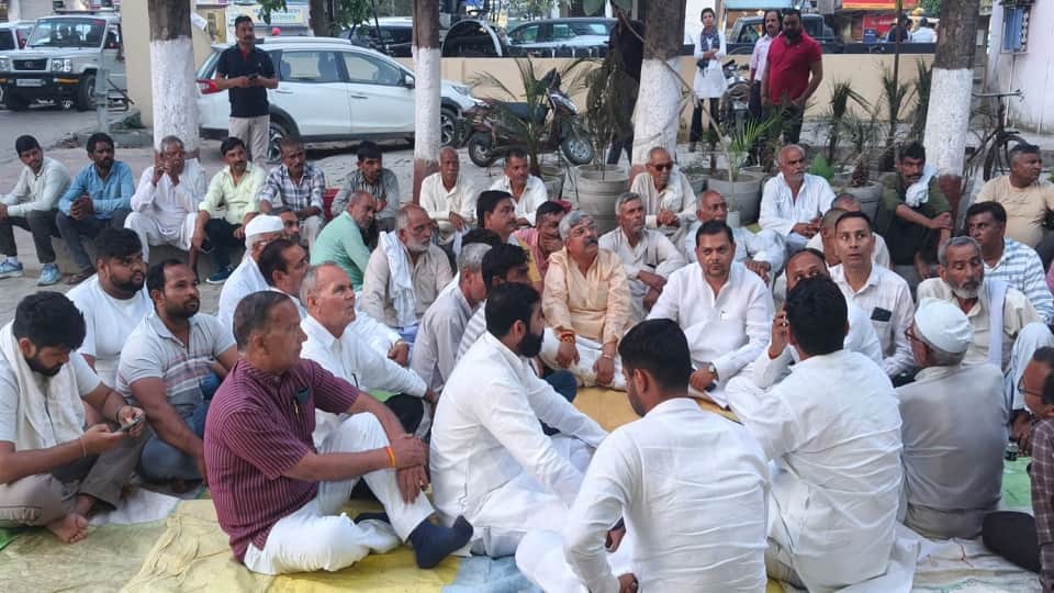 कंकरखेड़ा थाने में धरना देते रालोद कार्यकर्ता।